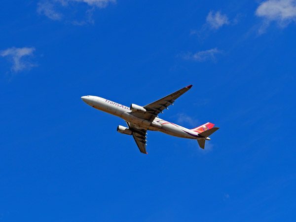 成田さくらの山公園で撮った離陸する飛行機トランスアジア