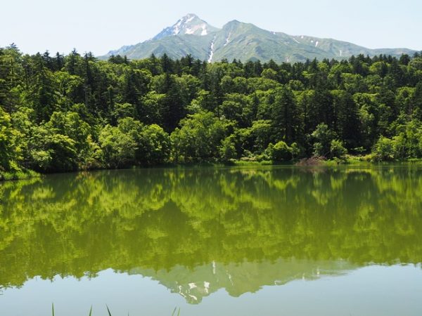 利尻島姫沼の水面に映る利尻山（利尻富士）