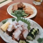 島タコの刺身と3枚肉と豆腐の煮込み