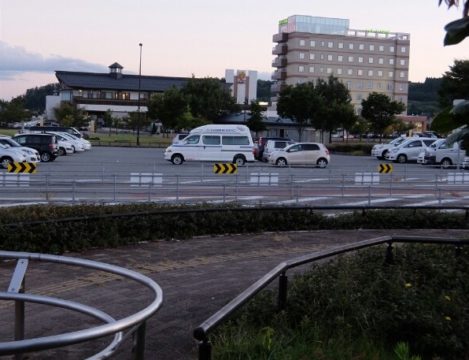 SAからみたゆーチェリー(左)とホテル 間の駐車場は高速に入らずに使えます