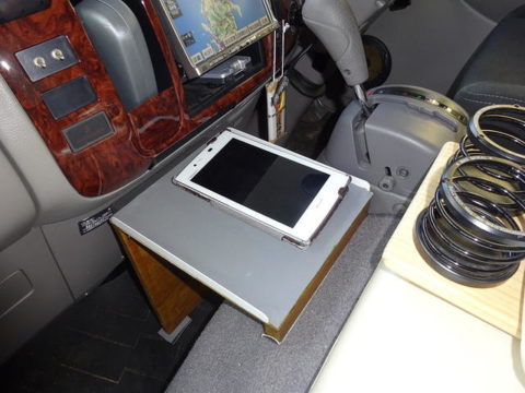 キャンピングカー 快適化 運転席スマホ台の設置