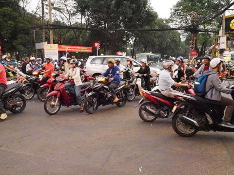 オートバイであふれるベトナム、ホーチミンの交差点 バイクがいっぱい