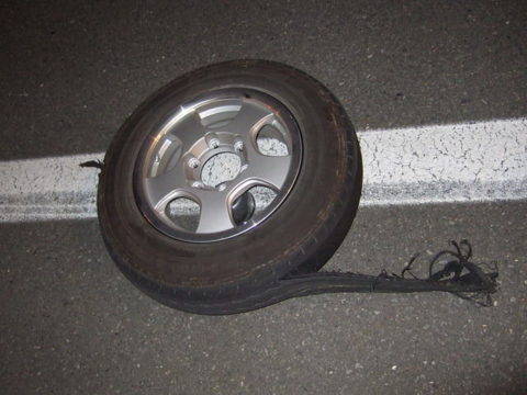 キャブコン キャンピングカー クレソンのタイヤがバースト トレッドはがれ 高速道路 パンク