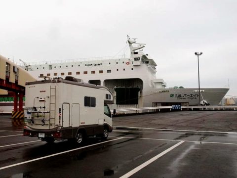 キャンピングカーデイブレイク 八戸港にて苫小牧行シルバーエイト乗船待機