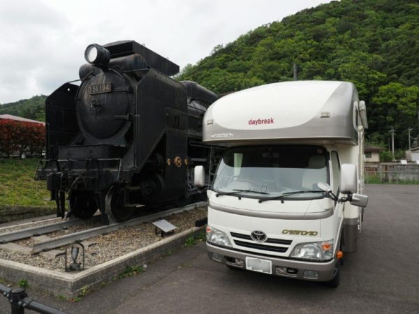津和野駅で蒸気機関車デコイチD51197とキャンピングカーデイブレイク号が記念撮影