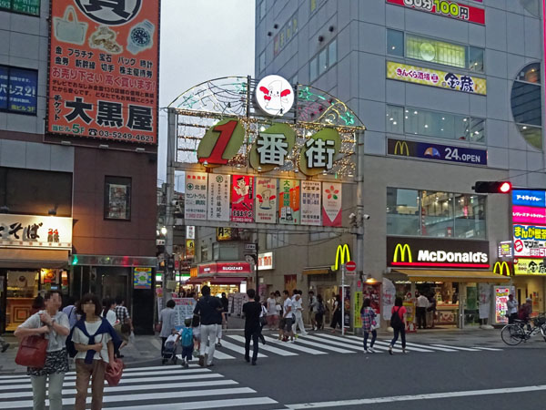 赤羽の飲み屋街、酔っぱらいの聖地?赤羽一番街入口