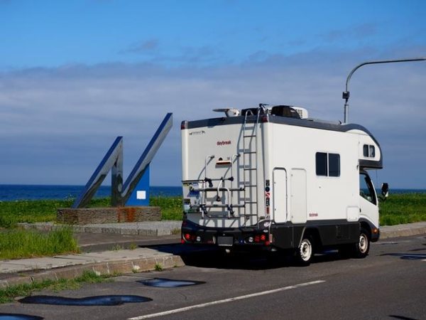 北海道幌延北緯45度モニュメントとキャンピングカーデイブレイク