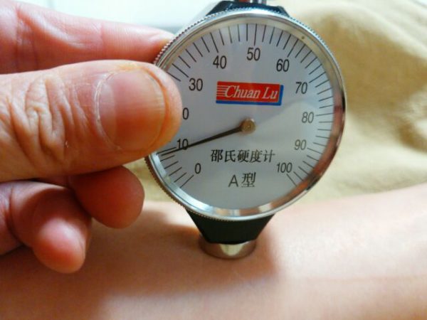 妻の二の腕の硬度を測ると10。中国製格安硬度計