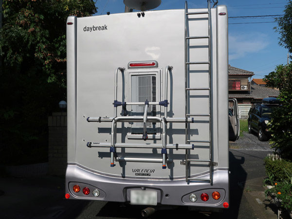 キャンピングカーに取り付けた窓用エアコンの外側画像