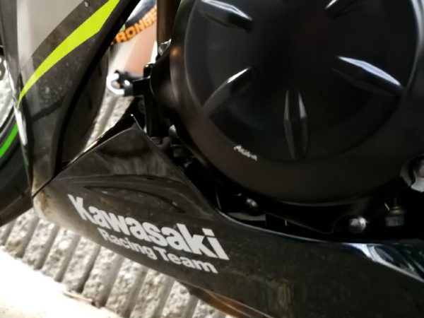 kawasakiニンジャ650立ちごけ、エンジンカバーに傷