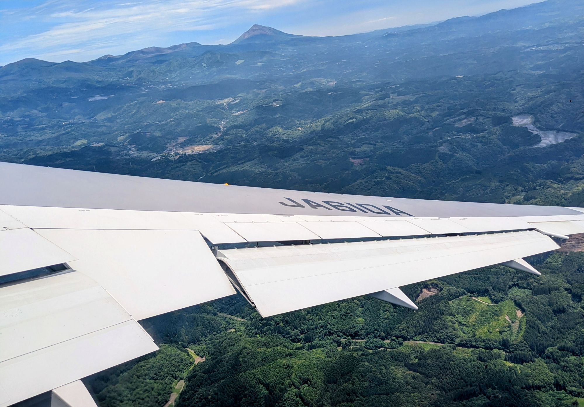 鹿児島を飛び立つボーイング767-300の機内から見た霧島の画像